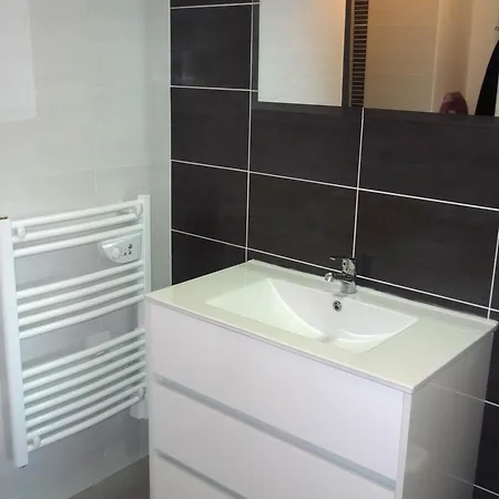 Apartamento T2 Avec Garage à 800m De La Et 600m Des Commerces, - Fr-1-92-593 *